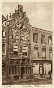 121952 Gezicht op de voorgevel van het huis Voorstraat 14 te Utrecht.